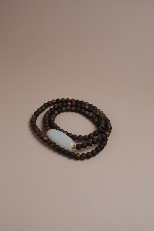 Stillness Necklace – White Nephrite (Hetian Jade) & Kinam Agarwood